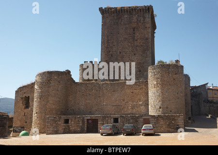 Spanien, Sierra de Gredos, Miranda del Castanar, Ansicht des Autos in der Nähe von Burg Stockfoto
