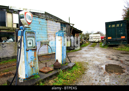 Alte Zapfsäulen auf Garage Vorplatz Stockfoto