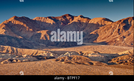 Owlshead Berge über Vertrauen Hügel in Mojave-Wüste von Jubilee Pass Road, Death Valley Nationalpark, Kalifornien, USA Stockfoto