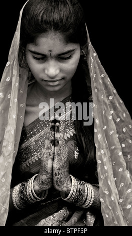Indisches Mädchen tragen traditionelle Seiden-sari mit Henna Gebet die Hände. Indien. Sepia Ton Stockfoto