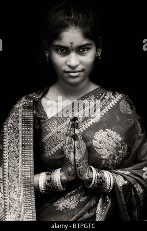 Indisches Mädchen tragen traditionelle Seiden-sari mit Henna Gebet die Hände. Indien. Sepia Stockfoto