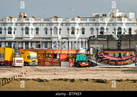 Regency-Stil Reihenhaus Häuser mit den Vergnügungspark vor ihnen, vom Pier, Marine Parade, Worthing angesehen. Stockfoto