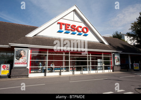 Tesco Superstore Essen trinken und Lebensmittel im Dorf Axminster, Devon, Großbritannien spezialisiert. Foto: Jeff Gilbert Stockfoto