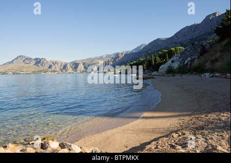 Ein leerer Strand-Szene in der Nähe der Stadt Omis, Kroatien Stockfoto