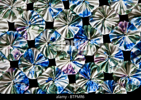 Einzigartige farbenfrohe Nahaufnahme eines handgefertigten Cognac vintage blauen Stoff yoyo Quilt abstrakt Design, USA Stockfoto