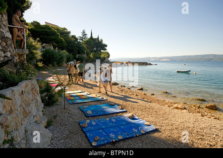 Eine Strand-Szene in der Nähe der Stadt Omis, Kroatien Stockfoto