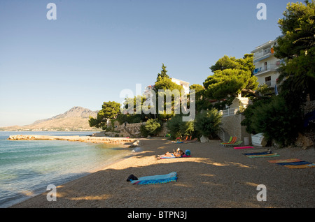 Eine Strand-Szene in der Nähe der Stadt Omis, Kroatien Stockfoto