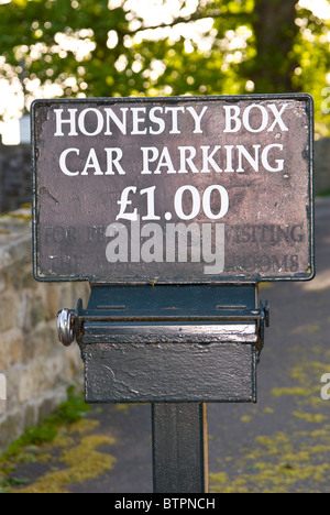 England, North Yorkshire, Jevaulx Abbey Parkplatz mit Ehrlichkeit box Stockfoto