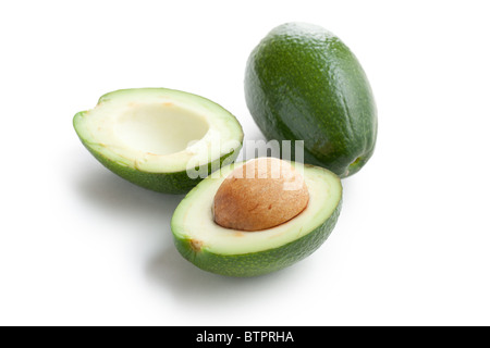 Schneiden Sie Avocado auf weißem Hintergrund Stockfoto