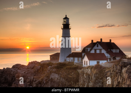 Sonnenaufgang am Portland Head Light, die Seeleute, die Eingabe von Casco Bay schützt.  Der Leuchtturm ist in Cape Elizabeth, Maine. Stockfoto