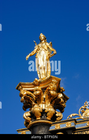 Gebaut von Coalbrookdale Firma, Ironbridge als Geschenk für Könige, sie wurden abgelehnt und die Tore waren zu Warrington begabt Stockfoto