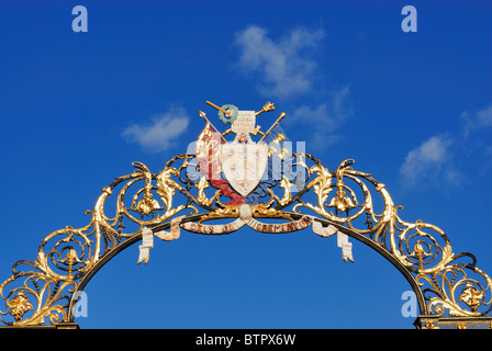 Gebaut von Coalbrookdale Firma, Ironbridge als Geschenk für Könige, sie wurden abgelehnt und die Tore waren zu Warrington begabt Stockfoto