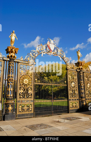 Gebaut von Coalbrookdale Firma, Ironbridge als Geschenk für Könige, sie wurden abgelehnt und die Tore waren zu Warrington begabt Stockfoto