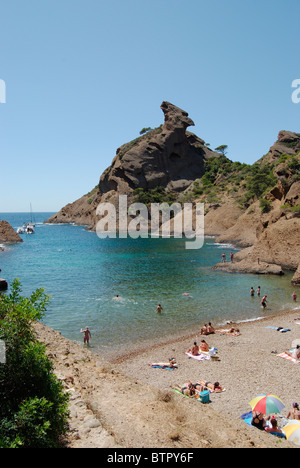 Frankreich, La Ciotat, Menschen am Strand in der Nähe von Felsen Stockfoto