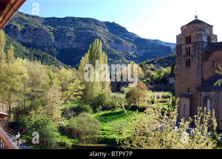 Dorf von Santa Cruz De La Seros mit 11. Jahrhundert Kirche von Santa Maria Spanische Pyrenäen Stockfoto