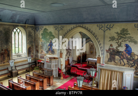 Das Innere des St Magaret Kirche, Denton, Northamptonshire, UK, mit Wandmalereien des lokalen Künstlers Henry Bird. Stockfoto