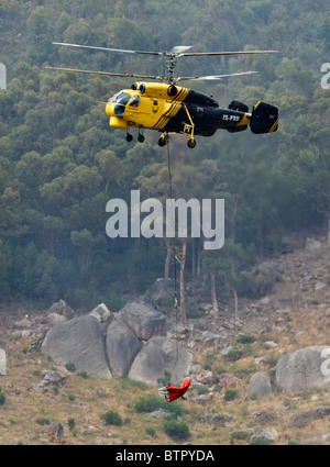 Feuerwehr-Hubschrauber Löschen eines Brandes Pinsel in Südafrika Stockfoto