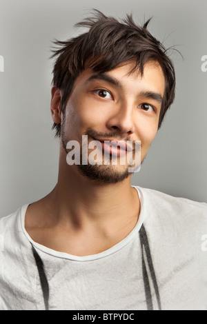 Ein Studio-Porträt eines jungen Mannes Stockfoto