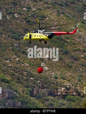 Feuerwehr-Hubschrauber Löschen eines Brandes Pinsel in Südafrika Stockfoto