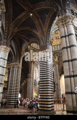 Marmorsäulen innerhalb des Duomo di Siena Stockfoto