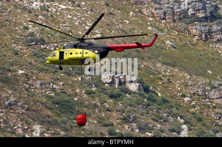 Feuerwehr-Hubschrauber Löschen eines Brandes Pinsel in Südafrika Stockfoto