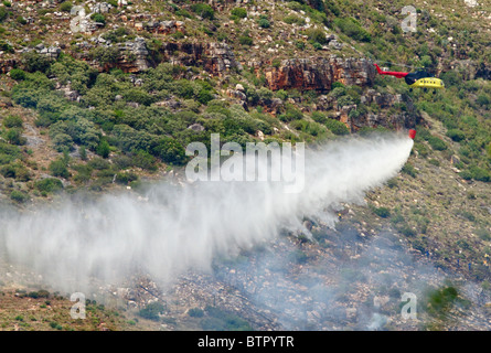 Feuerwehr-Hubschrauber Löschen eines Brandes Pinsel in Südafrika Stockfoto