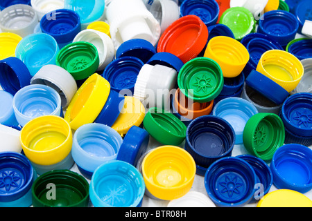 Es gibt viele bunte Kunststoff-Kappen. Im Studio gedreht. Stockfoto