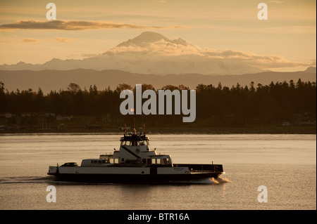 Die Lummi Island Fähre, "Whatcom Chief", macht seinen Weg über Hales Pass im Puget Sound, mit Mt. Baker im Hintergrund. Stockfoto