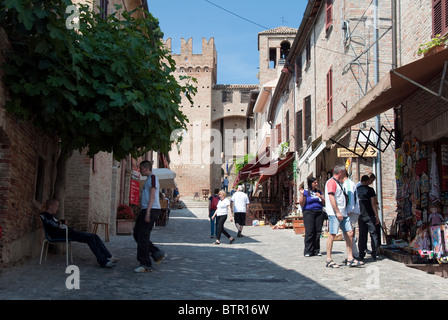 Via Umberto I, Gradara, Persaro Urbino Provinz Le Marche Stockfoto