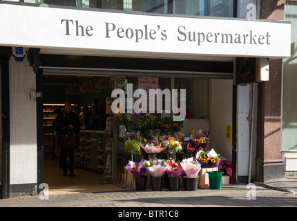 Die Menschen Supermarkt, Lamb es Conduit Street, London, WC1.  Ein kooperativ geführtes Unternehmen, das im Juni 2010 eröffnet. Stockfoto