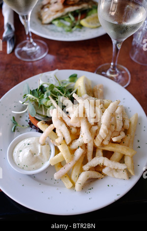 Australien, Albany, tiefe gebratenen Fisch mit Dip und Weißwein Stockfoto