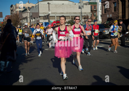 Läufer durchqueren Harlem in der ING New York City Marathon auf Sonntag, 7. November 2010 Stockfoto