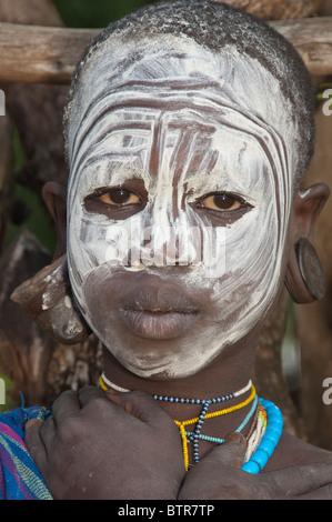 Surma Mädchen mit bemaltem Gesicht, Kibish, Omo River Valley, Äthiopien Stockfoto