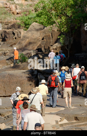 Australien, Katherine Gorge, Nitmiluk National Park, Touristen zu Fuß durch Wanderwege Stockfoto