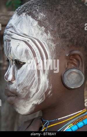 Surma Mädchen mit bemaltem Gesicht, Kibish, Omo River Valley, Äthiopien Stockfoto