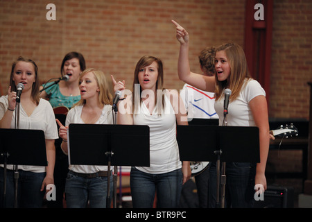 Vier High School Mädchen singen Hymne während unter der Leitung von Student Service am St.-Martins Kirche in Austin, Texas Stockfoto