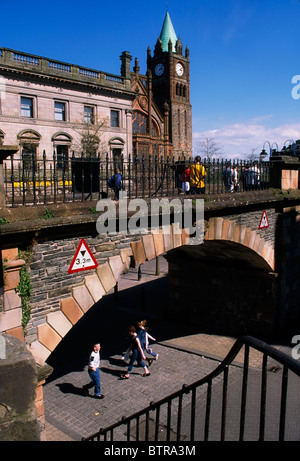 Derry, Co Derry, Irland; Stadtmauern in Derry mit Guildhall In der Ferne Stockfoto