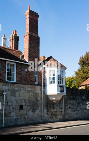 St Annes Gate Eingang zum Cathedral Close in Salisbury Stockfoto