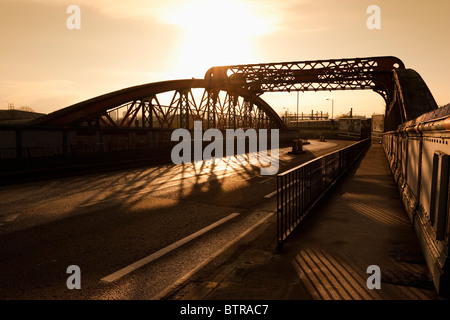 Scrubs Lane Bridge (Mitre Bridge) über den Grand Union Canal in Park Royal, West London, England, Großbritannien Stockfoto