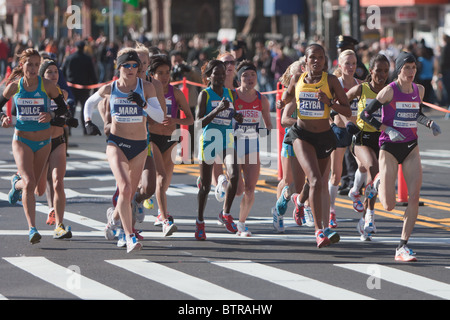 Die Spitzengruppe der professionellen Frauen, unter der Leitung von Christelle Daunay von Frankreich, nähert sich die 8 Mile-Marke im NYC Marathon 2010 Stockfoto