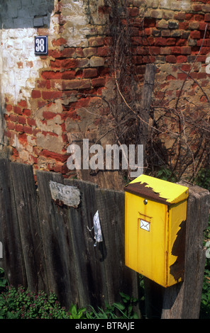 Alten Rost Briefkasten und Hausruine Stockfoto