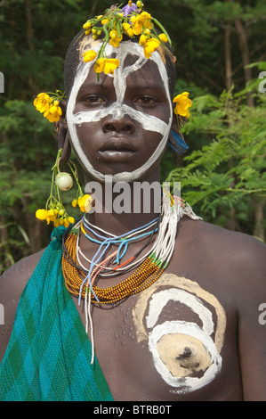 Surma junge Frau mit Körper Gemälde, Kibish, Omo River Valley, Äthiopien Stockfoto