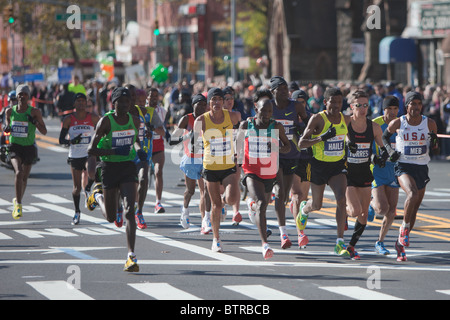 Die Spitzengruppe der professionellen Männer, unter der Leitung von Haile Gebrselassie aus Äthiopien, nähert sich die 8 Mile-Marke im NYC Marathon 2010 Stockfoto