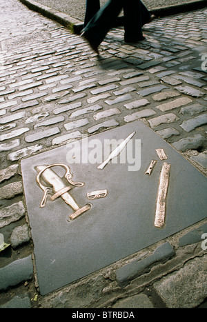 Wood Quay, Dublin, Irland; Viking-Replikat In einen gepflasterten Gehweg Stockfoto