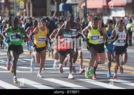 Die Spitzengruppe der professionellen Männer, unter der Leitung von Haile Gebrselassie aus Äthiopien, nähert sich die 8 Mile-Marke im NYC Marathon 2010 Stockfoto