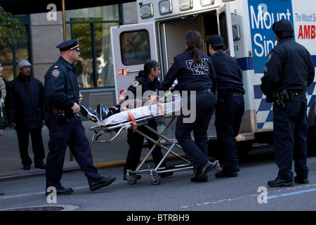 Simon Bairu Kanadas wird ins Krankenhaus nach einem Zusammenbruch in der Nähe von Meile 23 in 2010 ING NYC Marathon nehmen. Bairu vollständig erholt Stockfoto