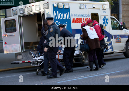 Simon Bairu von Kanada in der Nähe von Meile 23 in 2010 ING NYC Marathon zusammengebrochen und wurde sofort ins Krankenhaus, wo er sich erholte. Stockfoto