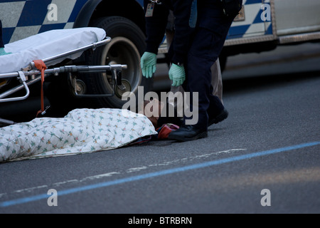 Simon Bairu von Kanada in der Nähe von Meile 23 in 2010 ING NYC Marathon zusammengebrochen und wurde sofort ins Krankenhaus, wo er sich erholte. Stockfoto