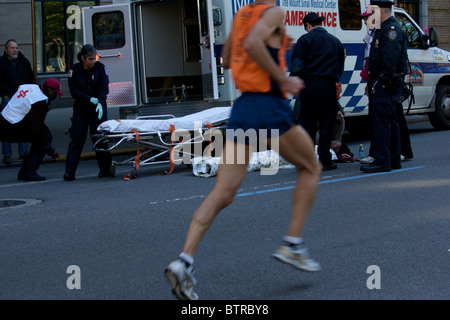 Simon Bairu von Kanada in der Nähe von Meile 23 in 2010 ING NYC Marathon zusammengebrochen und wurde sofort ins Krankenhaus, wo er sich erholte. Stockfoto