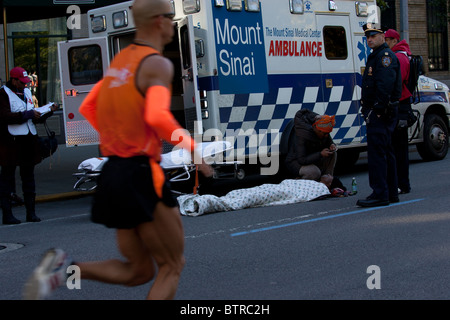 Simon Bairu von Kanada in der Nähe von Meile 23 in 2010 ING NYC Marathon zusammengebrochen und wurde sofort ins Krankenhaus, wo er sich erholte. Stockfoto